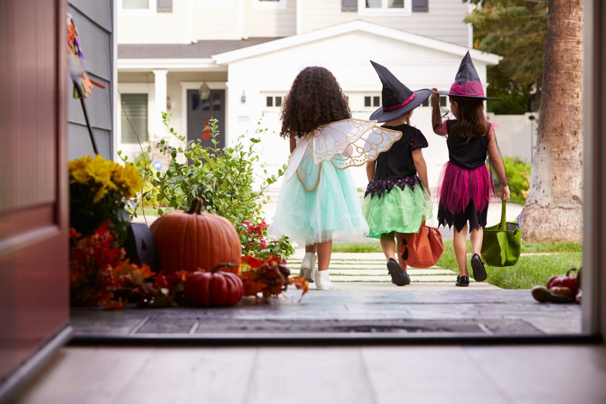 trick or treaters on a door step